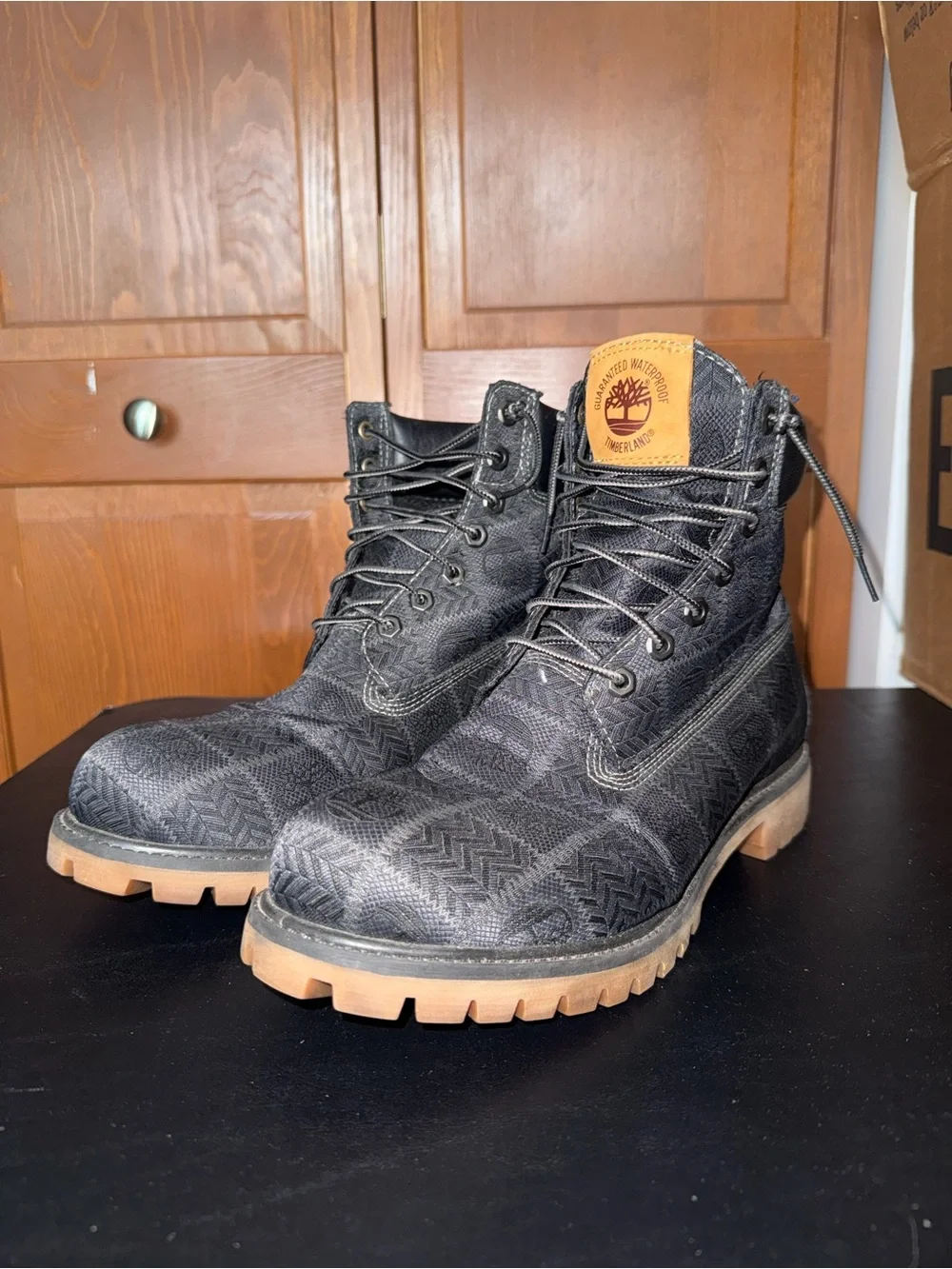 Timberland Men's Black Patterned Boots with Tan Outsole